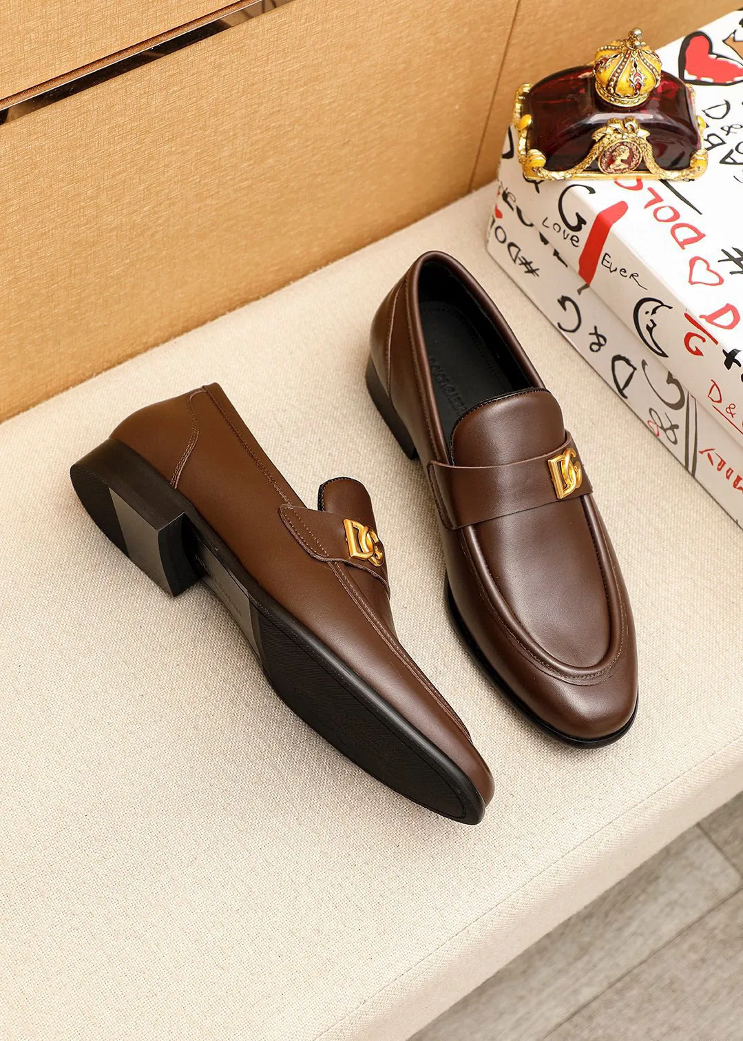 Men's clothing and shoes 💰460 💐DG top quality🔍🔍Men's new leather shoes🚹Sold simultaneously at counters⚠The uppers are imported open-edge beaded cowhide leather uppers from Italy, fully imported cowhide leather lining + classic hardware buckles, completely 1⃣️to 1⃣️reproduction🇮🇹💪💪, ⚠ Sole: The original sole is specially provided by the original factory. The exclusive movable molded sole is super comfortable. ⚠The original factory follows the order, 🔍🔍high quality, you can enter and exit the counter at will, welcome to compare⚠Size: 38-44 (45.46🉑️Customized)